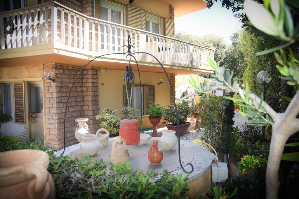 Hotel Villa Denia San Vincenzo Exteriör bild